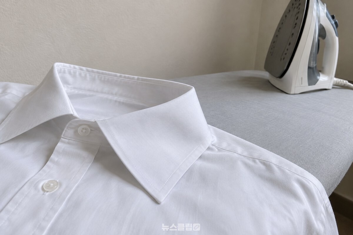다림질한 흰색 셔츠 깃의 접힌 선을 가까이에서 보여 주는 모습. / 기사 이해를 돕기 위한 생성형 이미지