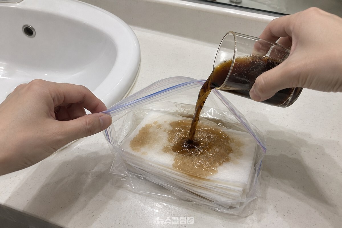 지퍼백에 담은 마른 물티슈에 콜라를 조금씩 붓는 모습. / 기사 이해를 돕기 위한 생성형 이미지