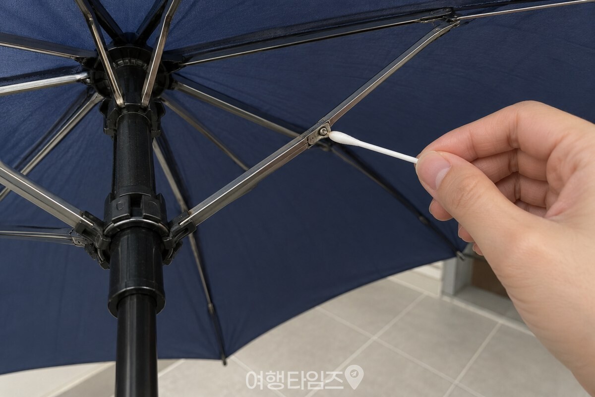 면봉 끝의 바셀린을 우산살 관절에 아주 얇게 바르는 손. / 기사 이해를 돕기 위한 생성형 이미지