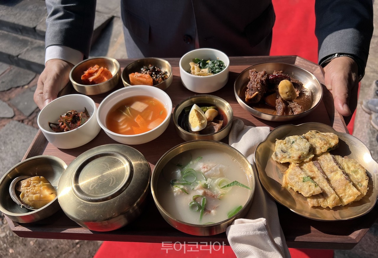 나주시향토음식체험문화관에서 선보일 목사밥상.( 묵은지 홍갓김치, ;호박고지*시금치 나물, ;한우 갈비찜집장 물김치 장조림, ;육전*굴전전복찜, 밥, 한우 우족국)/사진-나주시