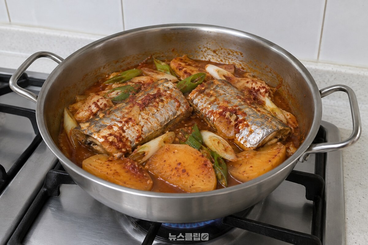 고구마를 한 겹 깔고 갈치조림을 조리한 냄비 모습. / 기사 이해를 돕기 위한 생성형 이미지