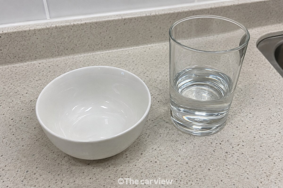 물기를 닦은 흰 도자기 그릇과 찬물을 3분의 1 담은 유리컵. / 기사 이해를 돕기 위한 생성형 이미지