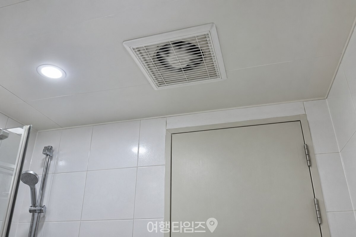 문을 닫은 욕실에서 천장 환풍기가 돌아가는 모습. / 기사 이해를 돕기 위한 생성형 이미지