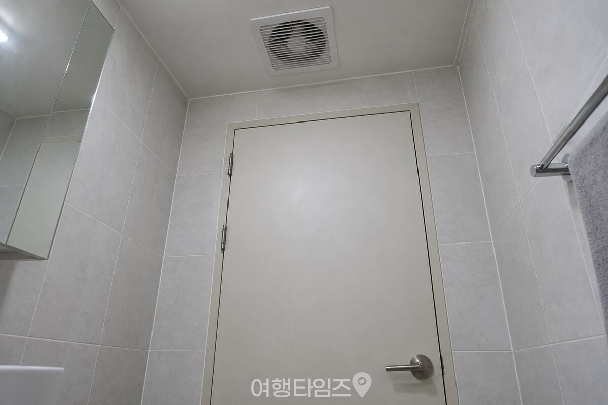 욕실 문을 닫은 채 천장 환풍기를 켜 둔 상태. / 기사 이해를 돕기 위한 생성형 이미지
