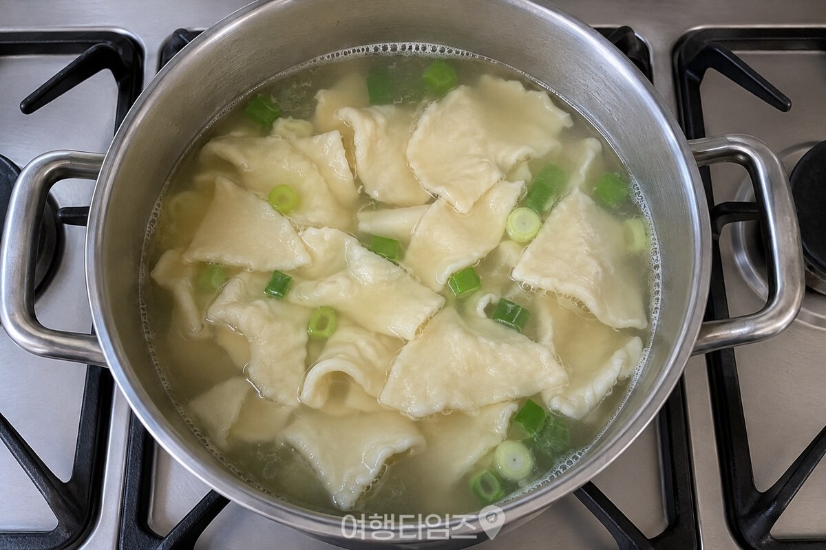 맑은 국물 속에 얇은 수제비 조각이 각각 떠 있는 냄비 안쪽 / 기사 이해를 돕기 위한 생성형 이미지