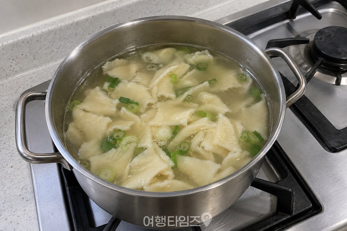 큰 냄비에 맑은 국물과 얇게 익은 수제비가 담긴 모습 / 기사 이해를 돕기 위한 생성형 이미지