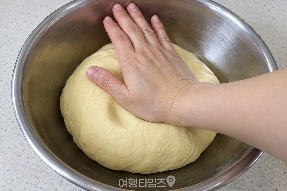 손바닥으로 눌러 자국이 남은 부드러운 수제비 반죽 / 기사 이해를 돕기 위한 생성형 이미지