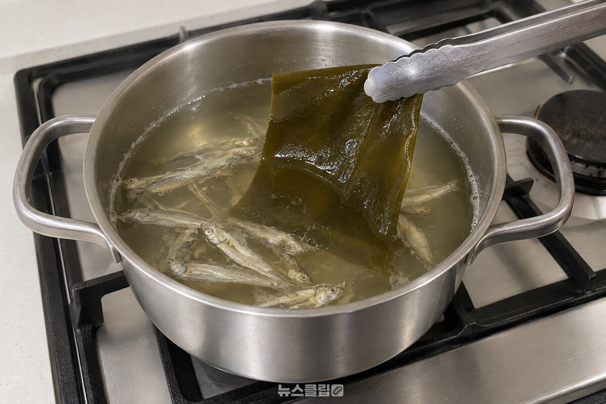 끓기 직전의 육수 냄비에서 다시마를 집게로 건져 내는 모습. / 기사 이해를 돕기 위한 생성형 이미지