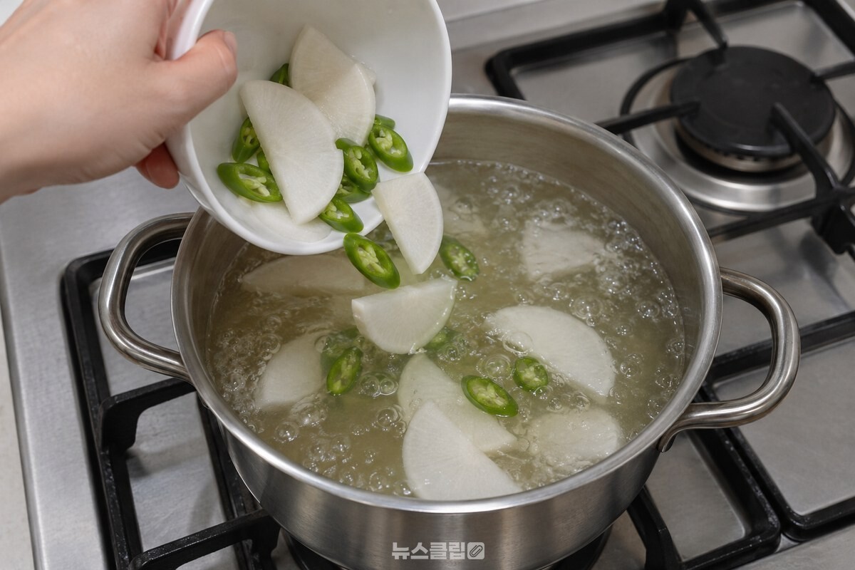 끓는 육수에 나박 썬 무와 어슷 썬 청양고추를 넣고 있는 모습. / 기사 이해를 돕기 위한 생성형 이미지