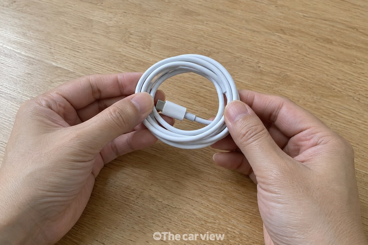 손가락에 감은 충전 케이블을 지름 5~6cm 고리로 만들고 단자를 안쪽에 끼우는 모습. / 기사 이해를 돕기 위한 생성형 이미지