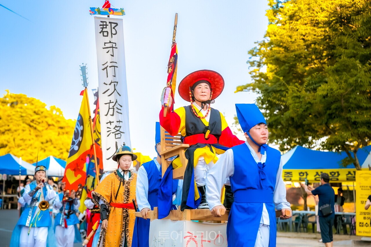 지난 2024년  함안 국가유산 야행에서 함안군수 행렬을 진행했다 /사진-함안군