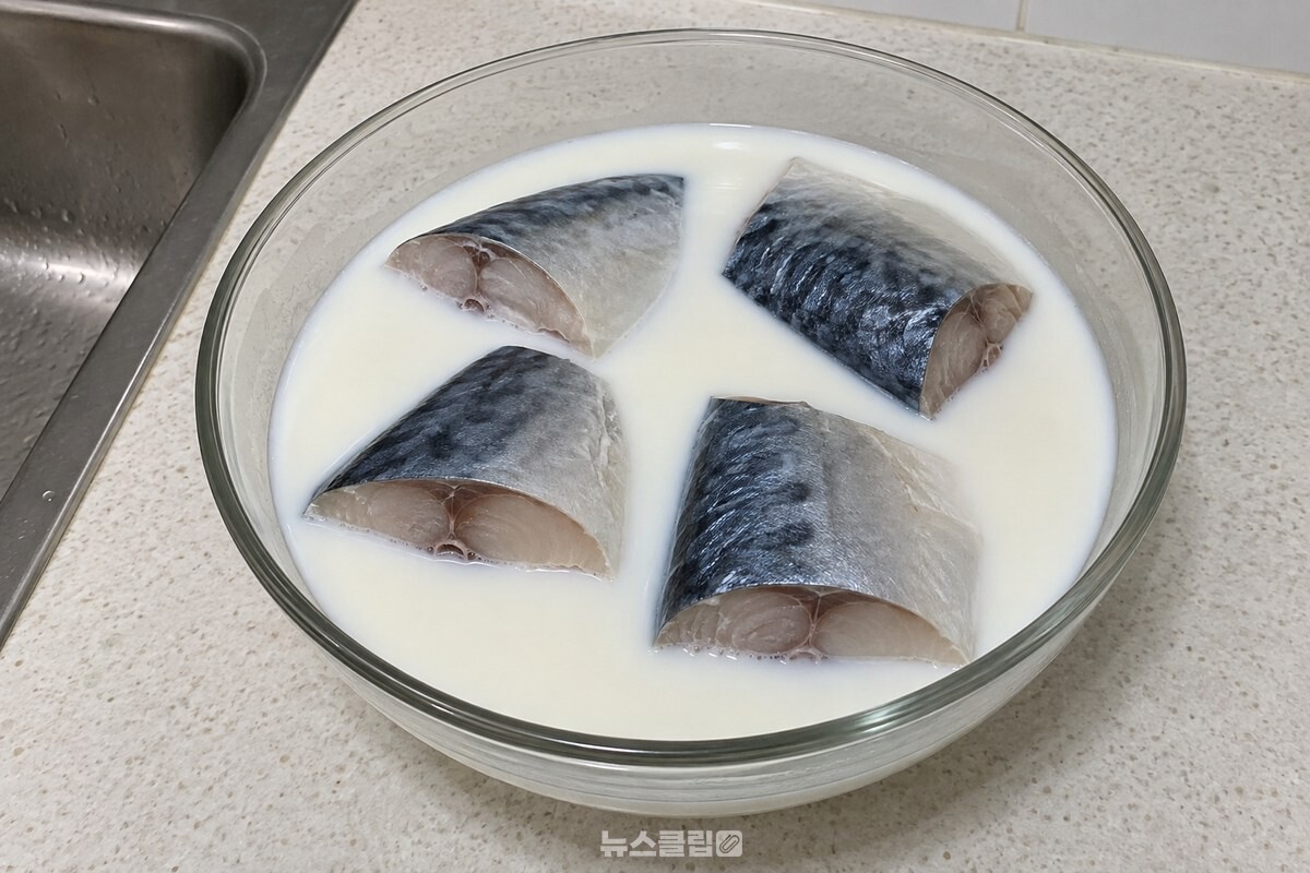 우묵한 유리 그릇에 손질한 고등어 토막을 한 겹으로 놓고 흰 우유를 부은 모습. / 기사 이해를 돕기 위한 생성형 이미지