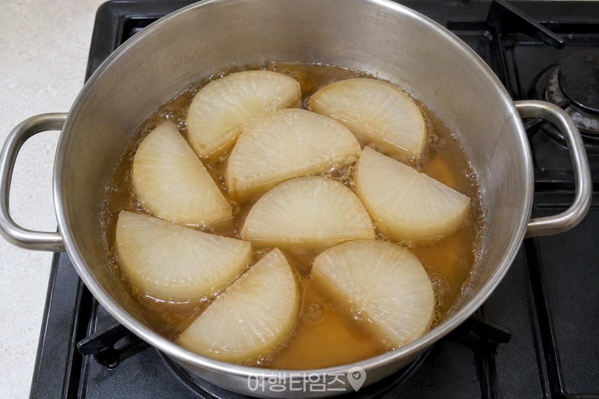 맑은 무 조림 국물에 반달 모양 무만 한 겹으로 담긴 냄비. / 기사 이해를 돕기 위한 생성형 이미지