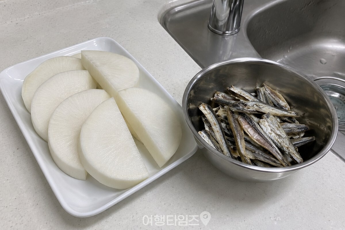 손질한 중간 크기 마른 멸치와 2cm 두께 반달 무를 조리 전 준비한 모습. / 기사 이해를 돕기 위한 생성형 이미지