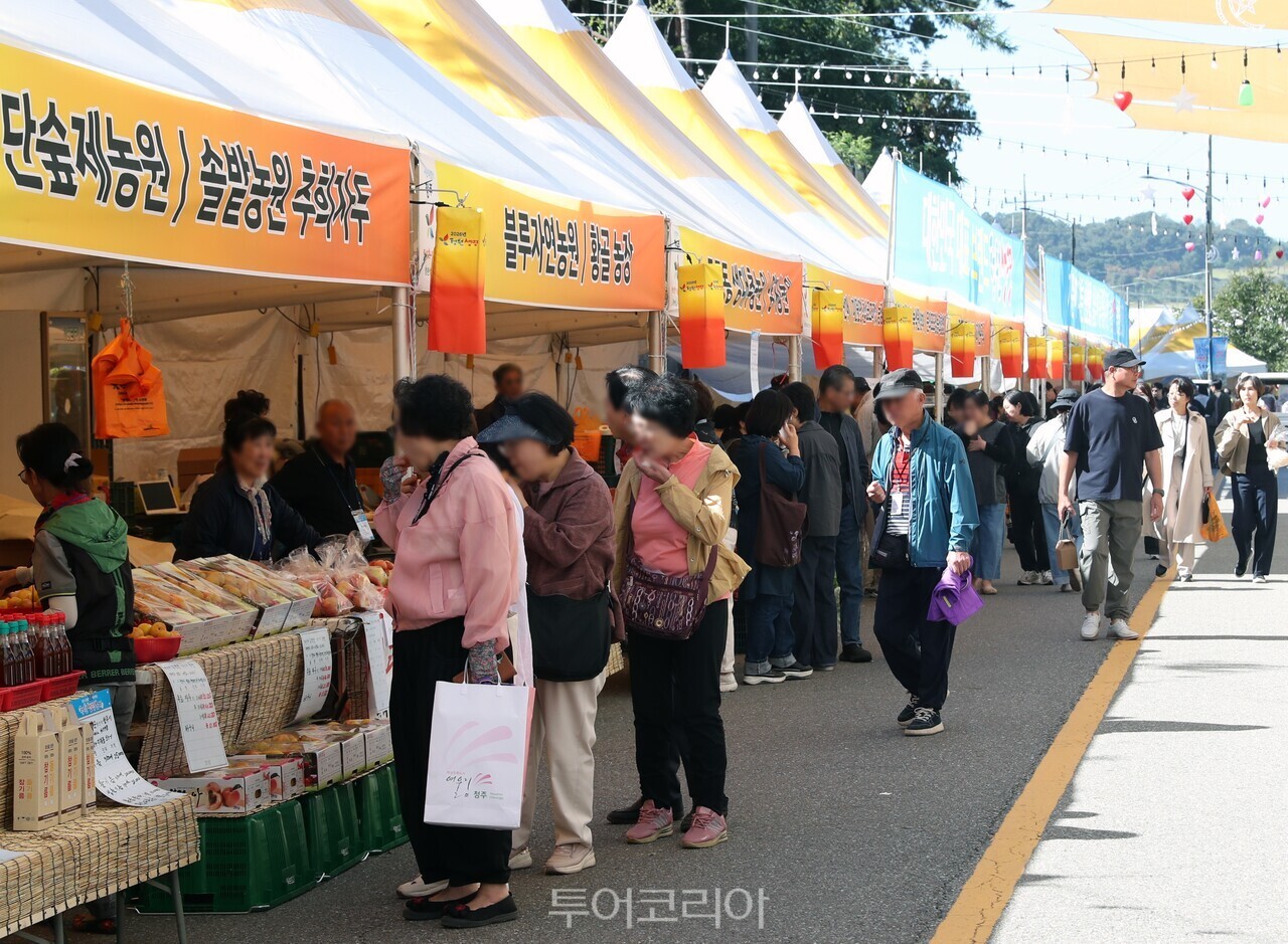 청주시 청원생명축제  (왼쪽부터 신병대 청주부시장, 윤미림 씨, 임은성 청주시의회 의장 /사진-청주시