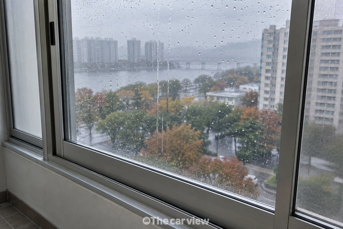 빗물 자국이 옅게 남은 베란다 유리창 바깥면. / 기사 이해를 돕기 위한 생성형 이미지
