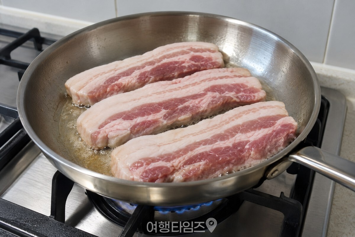 팬 위 삼겹살의 살코기와 비계 층이 가까이 보입니다. / 기사 이해를 돕기 위한 생성형 이미지