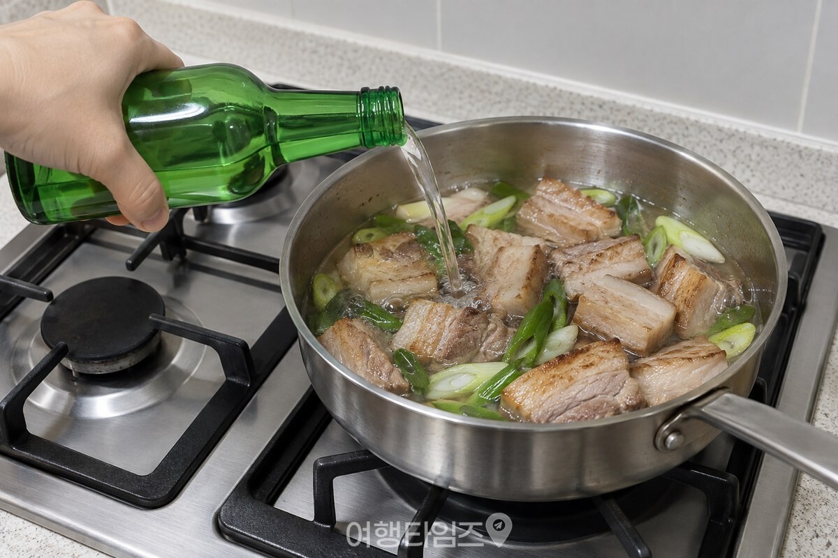 불을 끈 팬의 삼겹살 위에 대파를 올리고 소주를 붓는 단계입니다. / 기사 이해를 돕기 위한 생성형 이미지