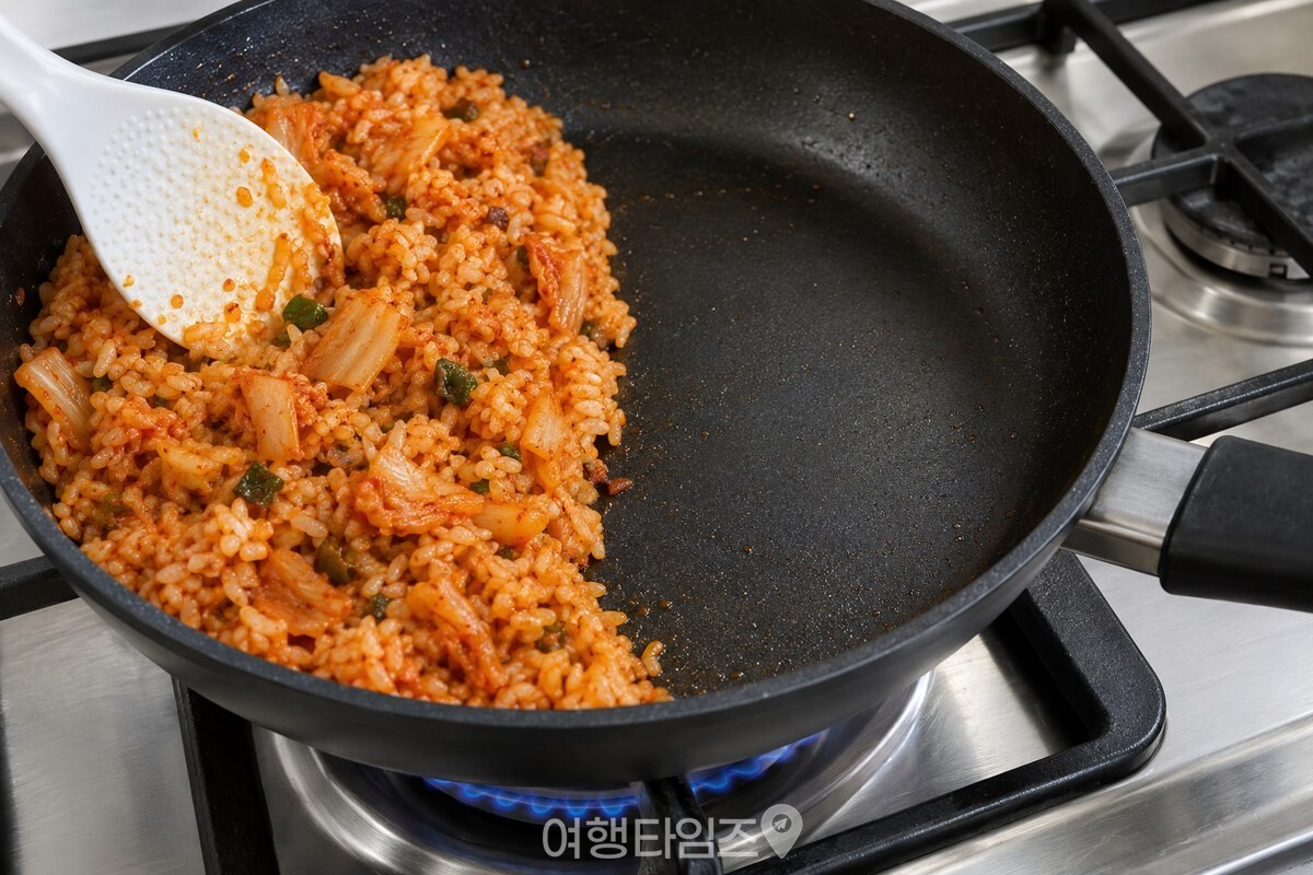 밥을 한쪽으로 밀어 팬 바닥의 빈자리를 만든 김치볶음밥. / 기사 이해를 돕기 위한 생성형 이미지