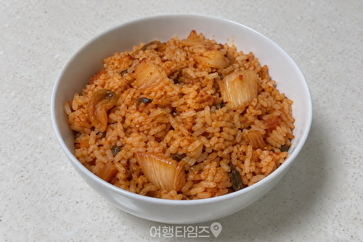 흰 밥그릇에 담은 김치볶음밥에 갈색 볶음 향이 밴 모습. / 기사 이해를 돕기 위한 생성형 이미지