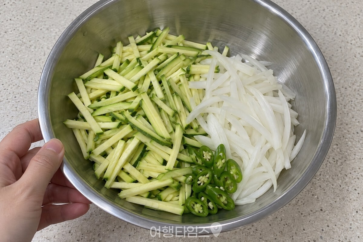 채 썬 호박과 양파, 청양고추를 한 그릇에 담아 준비한 모습. / 기사 이해를 돕기 위한 생성형 이미지