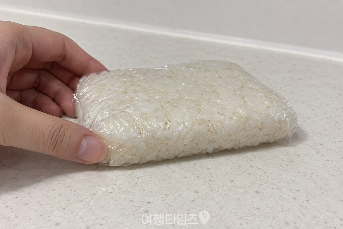 랩으로 감싼 밥 한 덩이가 약 2cm 두께로 납작하게 놓여 있다. / 기사 이해를 돕기 위한 생성형 이미지