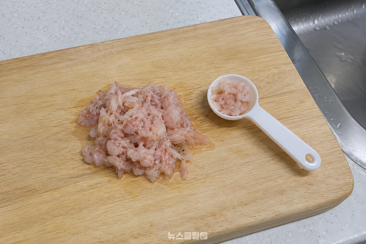 도마 위에 다진 새우젓과 작은 흰 숟가락이 놓여 있다. / 기사 이해를 돕기 위한 생성형 이미지