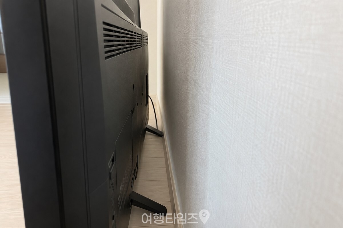 벽과 TV 사이의 좁은 간격과 TV 뒷면 환기구가 보이는 가까운 모습. / 기사 이해를 돕기 위한 생성형 이미지