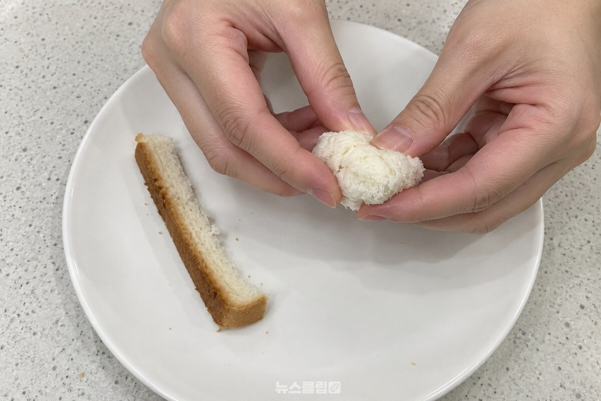 갈색 테두리를 뗀 식빵 속살을 손바닥에서 작은 덩어리로 뭉치는 모습. / 기사 이해를 돕기 위한 생성형 이미지