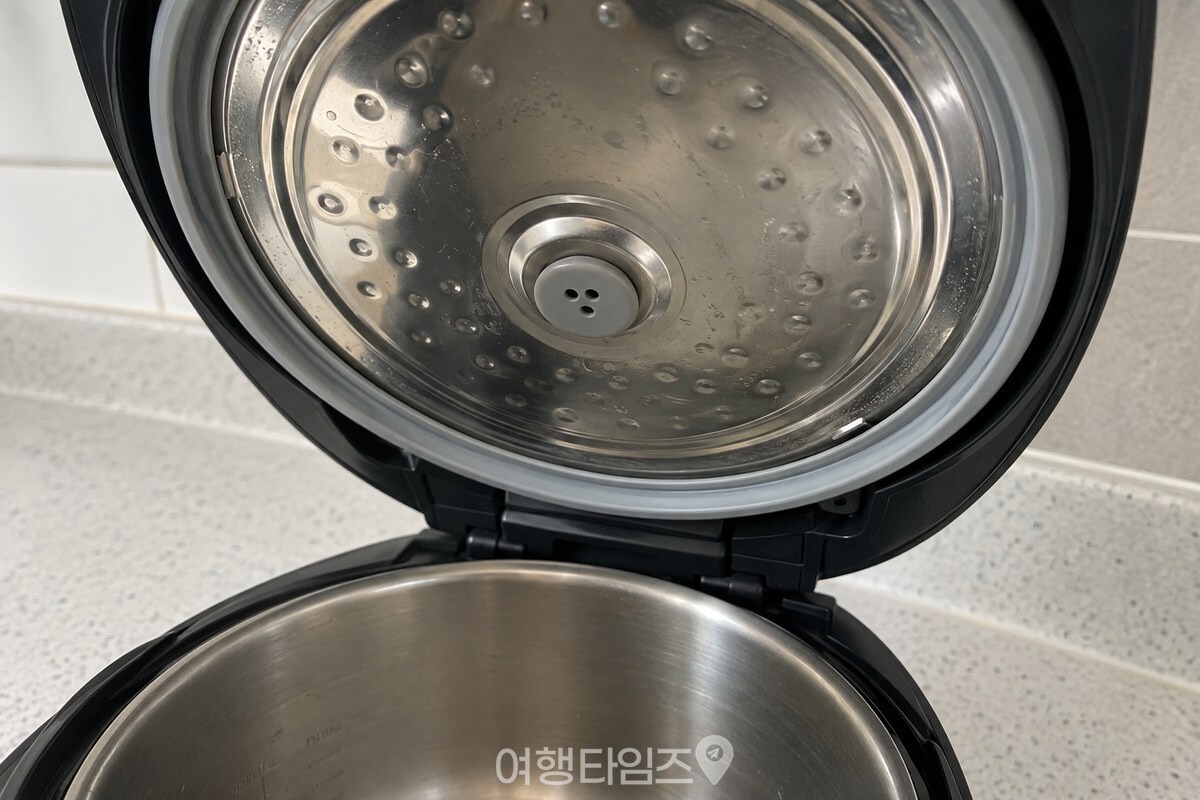 밥솥 뚜껑 안쪽 테두리의 고무패킹과 홈이 맞물리는 부분을 가까이에서 본 모습. / 기사 이해를 돕기 위한 생성형 이미지