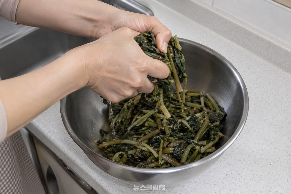 손으로 물기를 짠 삶은 시래기 줄기가 깨끗한 스테인리스 볼에 담겨 있다. / 기사 이해를 돕기 위한 생성형 이미지