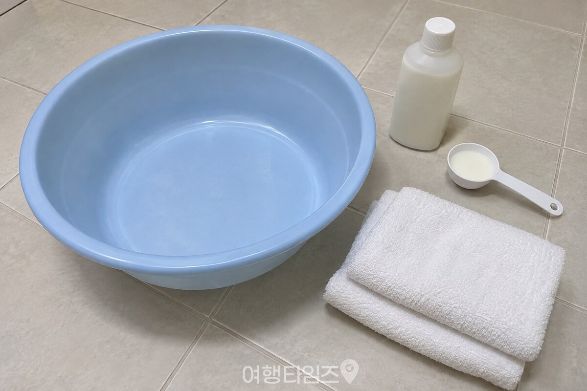 깨끗한 대야와 중성세제, 우유, 마른 수건을 세탁 준비물로 놓은 모습 / 기사 이해를 돕기 위한 생성형 이미지