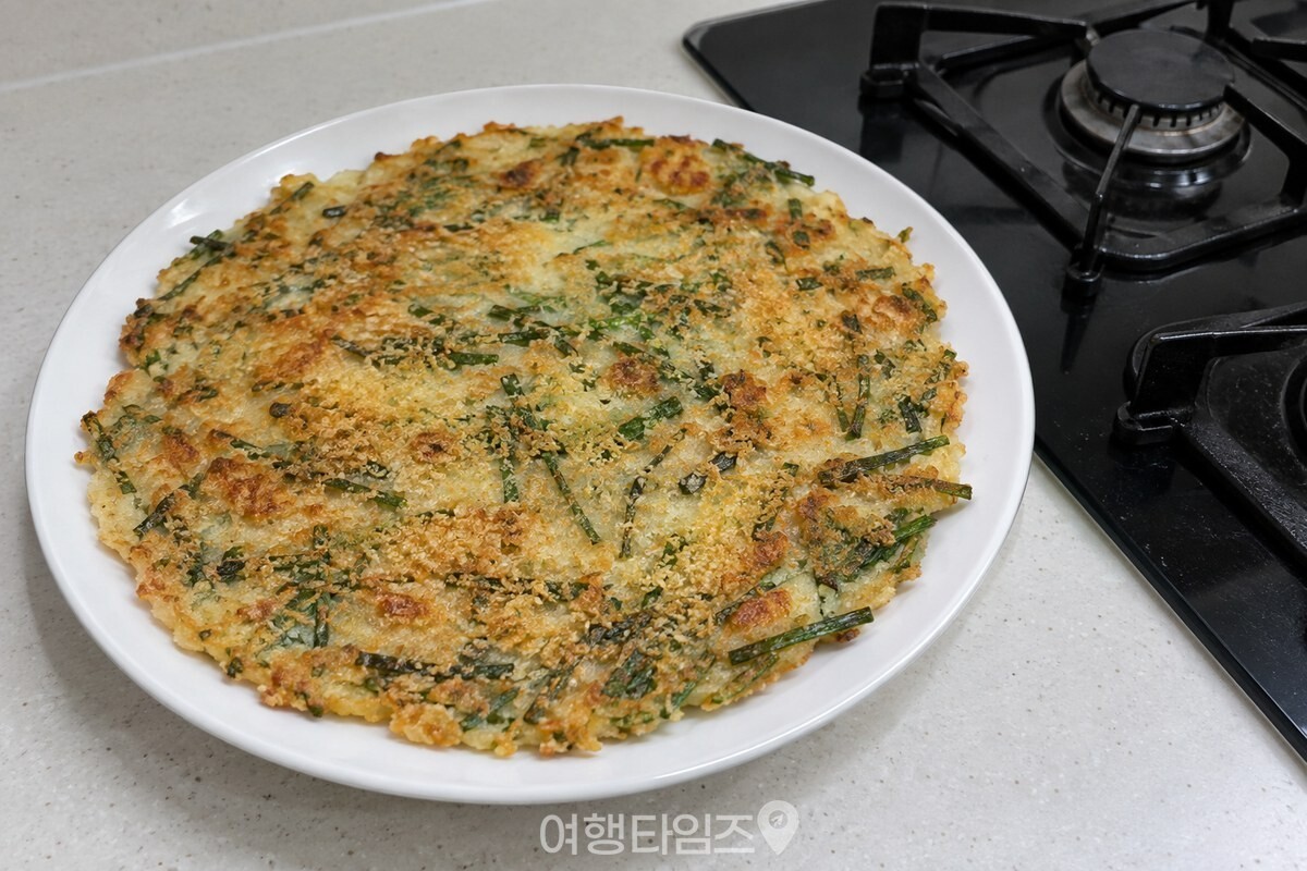 얇게 부친 부추전의 윗면에 노릇한 빵가루 입자가 고르게 붙어 있다. / 기사 이해를 돕기 위한 생성형 이미지