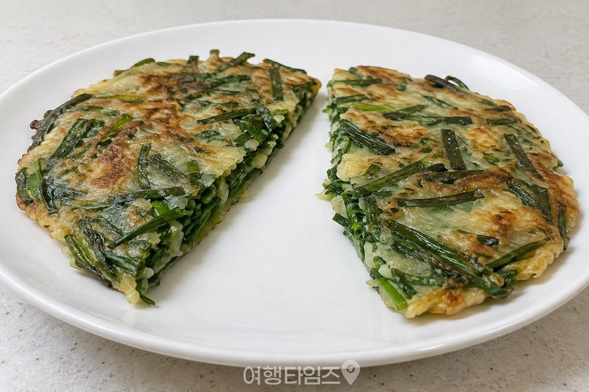얇게 부친 부추전 단면에서 부추 줄기와 얇은 반죽층이 함께 보인다. / 기사 이해를 돕기 위한 생성형 이미지