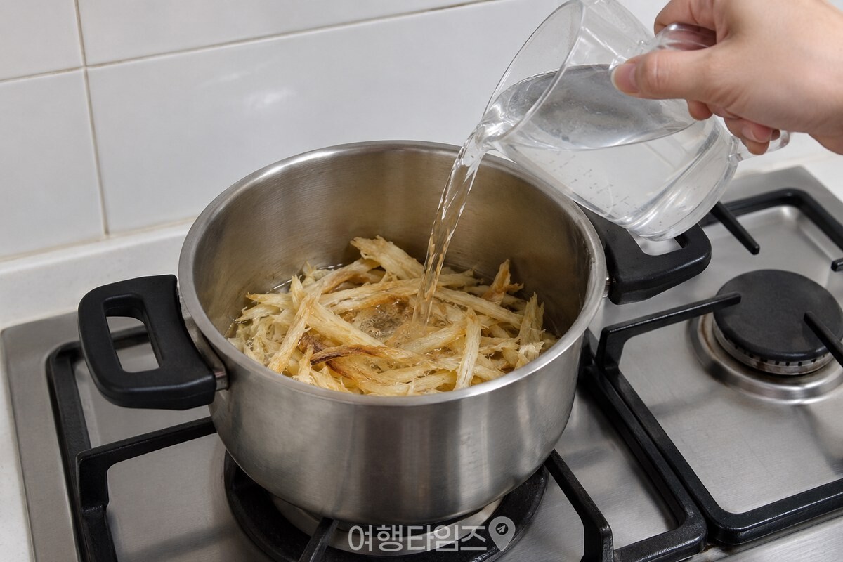 불을 켜기 전 냄비에 황태채와 들기름을 넣고 찬물을 붓는 모습. / 기사 이해를 돕기 위한 생성형 이미지