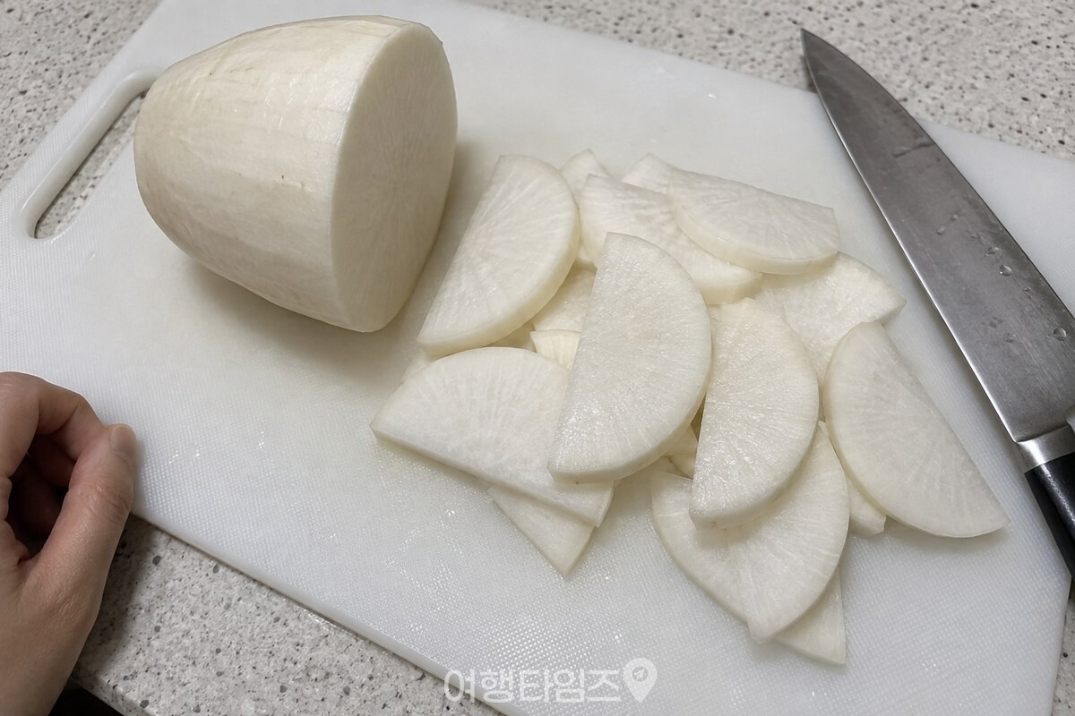 껍질을 벗긴 무를 0.3~0.7cm 두께의 나박 썰기로 준비한 모습. / 기사 이해를 돕기 위한 생성형 이미지