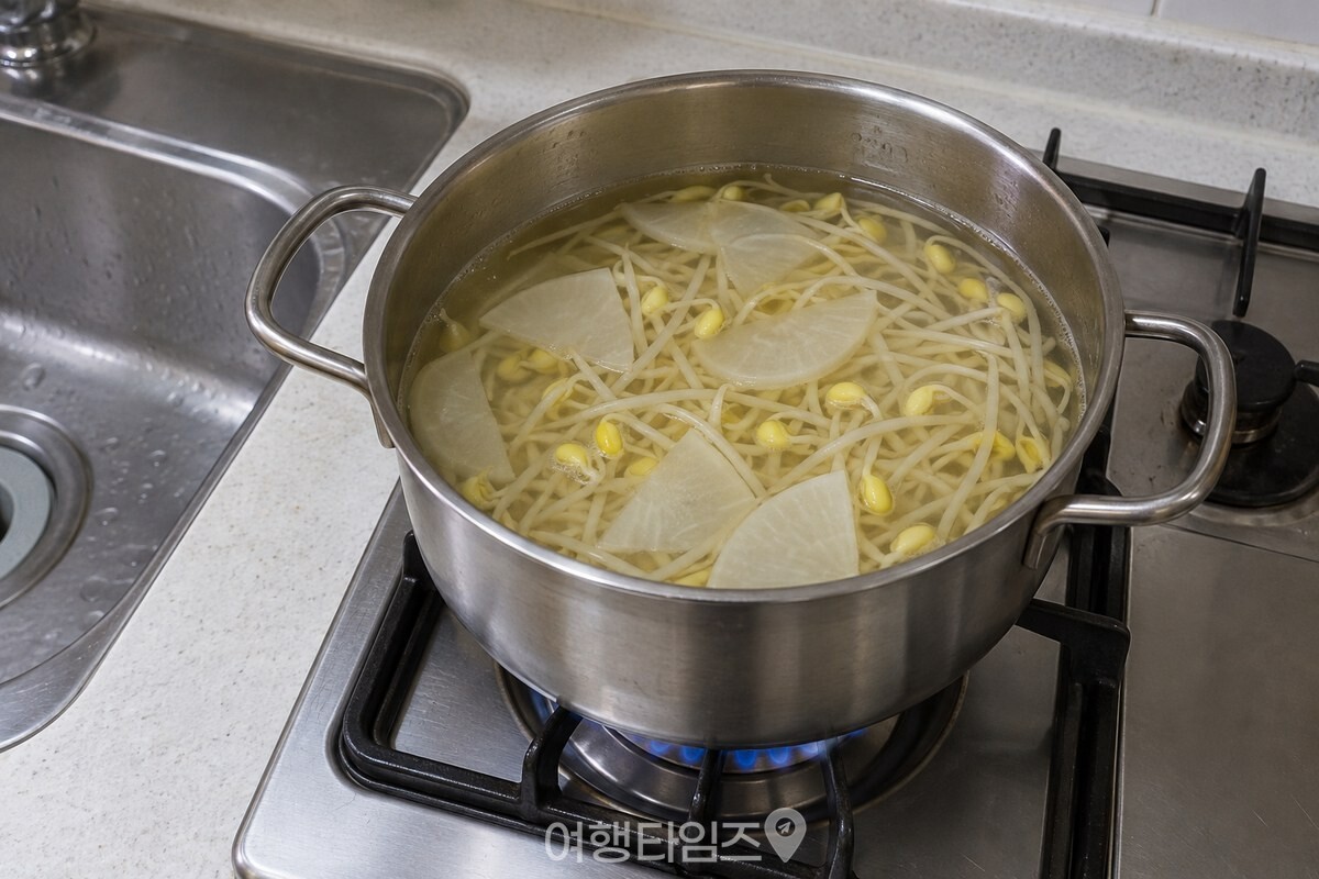 맑은 콩나물국 냄비에 투명하게 익은 무와 아삭한 콩나물이 함께 담긴 모습. / 기사 이해를 돕기 위한 생성형 이미지