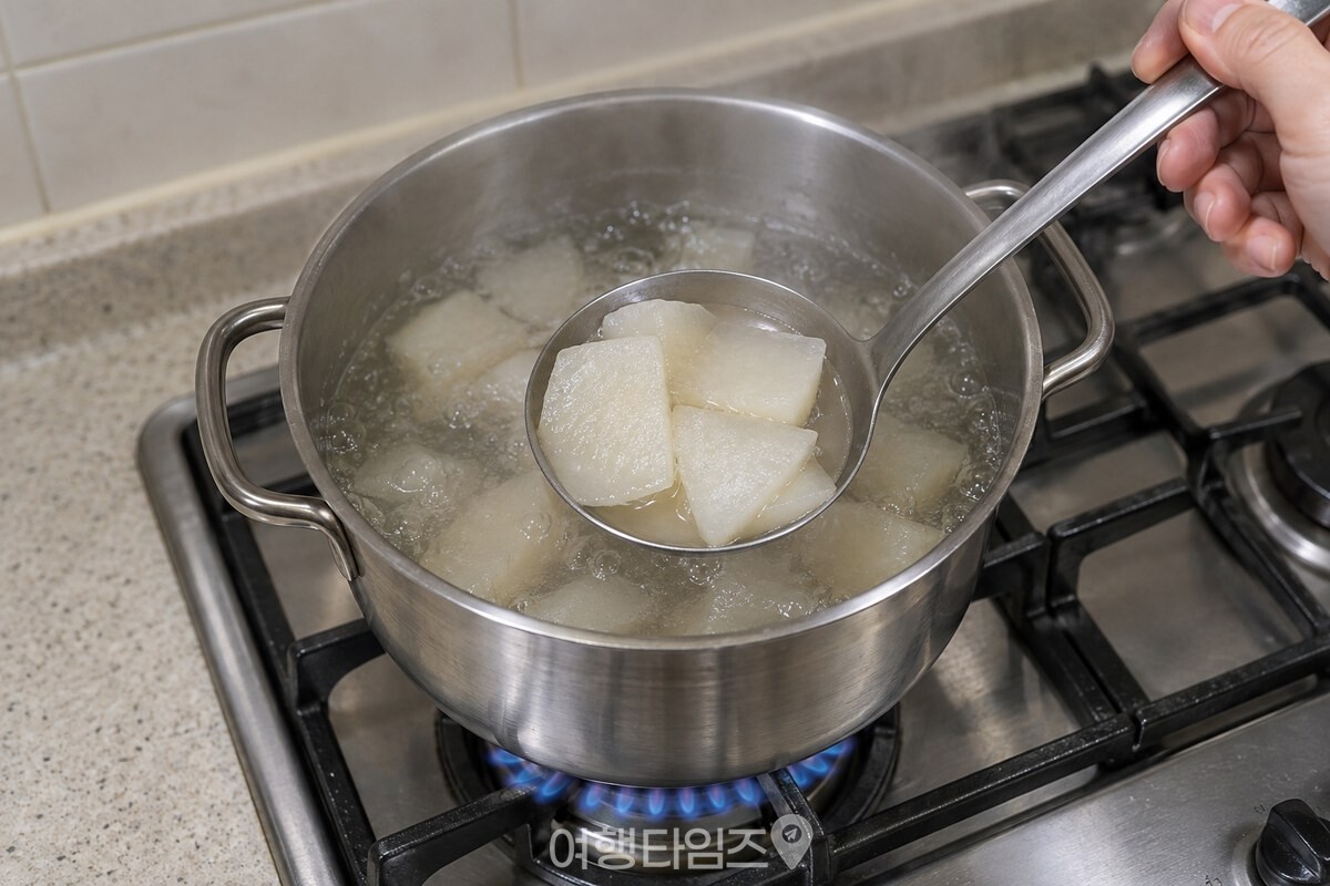 끓는 맑은 물 속에서 가장자리까지 투명해진 무 조각을 국자로 떠 본 모습. / 기사 이해를 돕기 위한 생성형 이미지