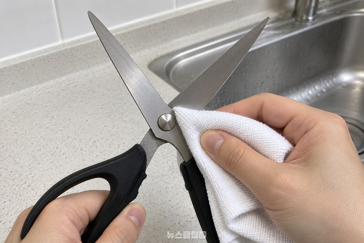 마른 면 수건으로 벌린 가위의 안쪽 날과 나사 주변을 닦는 모습. / 기사 이해를 돕기 위한 생성형 이미지