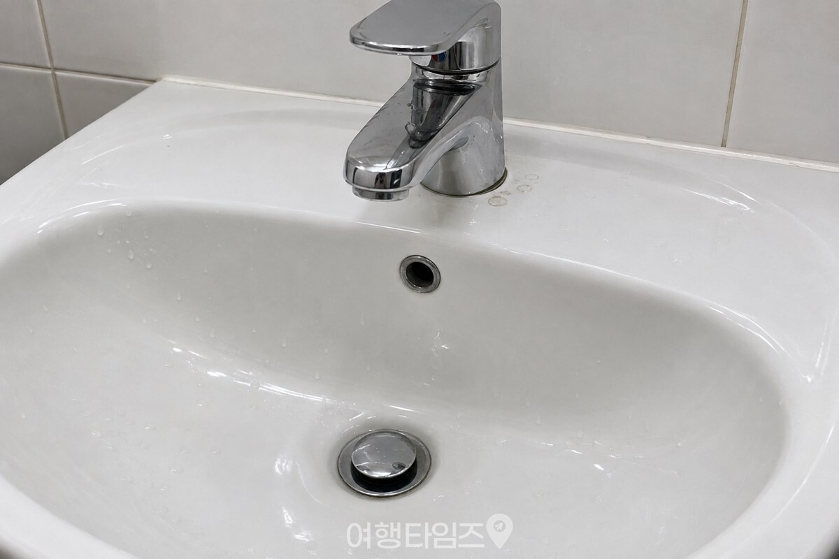 깨끗한 흰 세면대의 수전 주변에 옅은 물방울 테두리가 두세 곳 보인다. / 기사 이해를 돕기 위한 생성형 이미지
