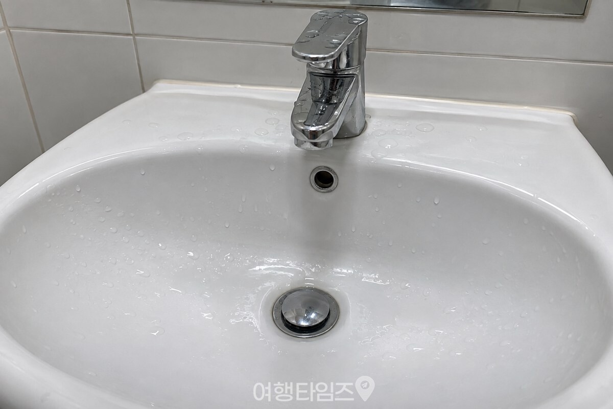 세면대 수전 주변의 물방울 자국이 남기 쉬운 위치를 가까이에서 보여 준다. / 기사 이해를 돕기 위한 생성형 이미지