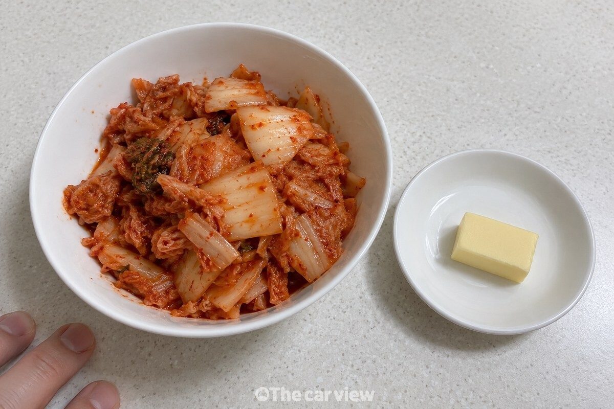 한 입 크기로 썬 신김치 100g과 10g 버터를 나란히 준비한 모습. / 기사 이해를 돕기 위한 생성형 이미지