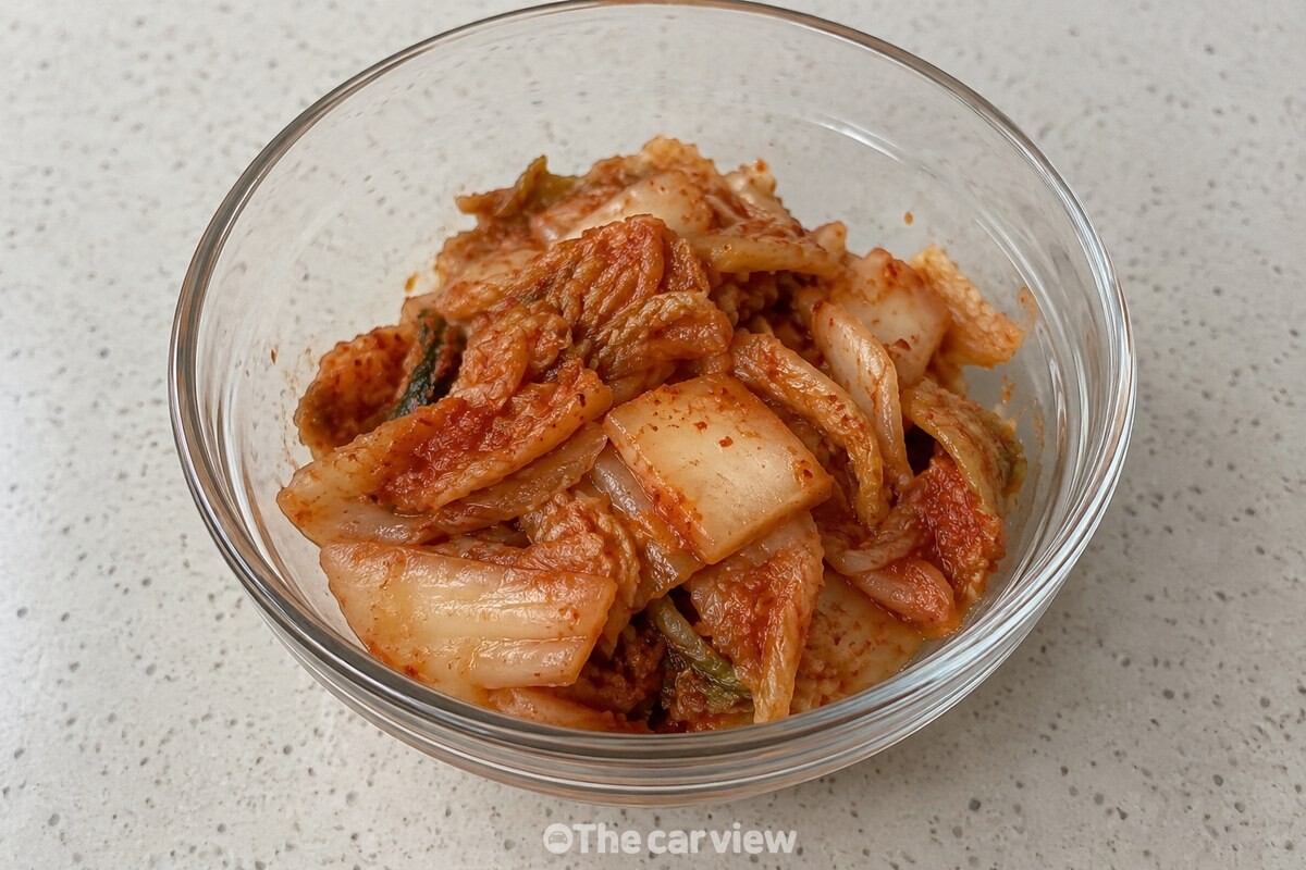 국물을 가볍게 짠 신김치를 작은 유리 그릇에 담아 둔 모습. / 기사 이해를 돕기 위한 생성형 이미지