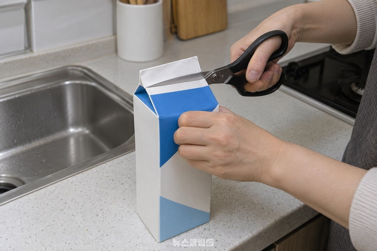 완전히 말린 1000ml 우유팩의 윗부분을 가위로 잘라내고 있다. / 기사 이해를 돕기 위한 생성형 이미지