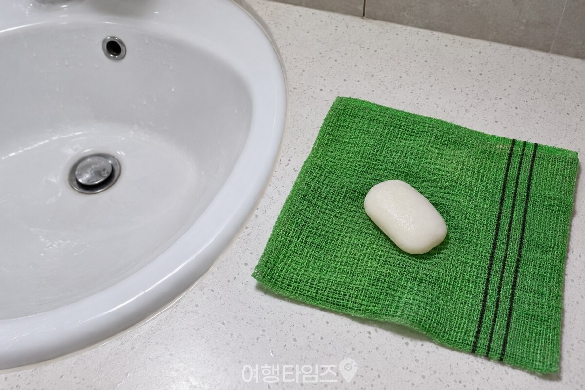 펼친 초록색 때타월 가운데에 작은 비누 조각을 올려 둔 모습. / 기사 이해를 돕기 위한 생성형 이미지