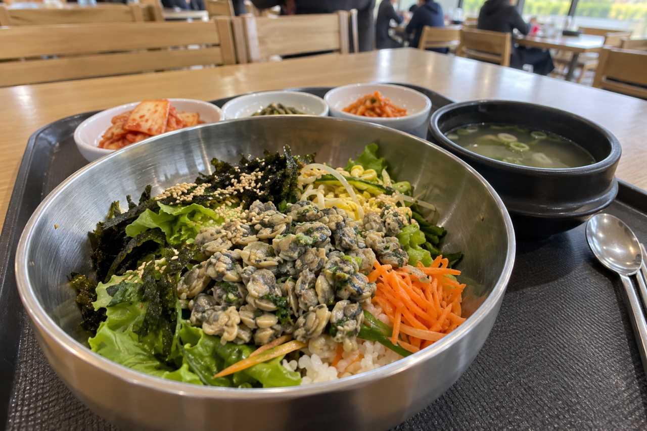 섬진강 웰빙 청매실 재첩비빔밥 / 이해를 돕기 위한 AI이미지