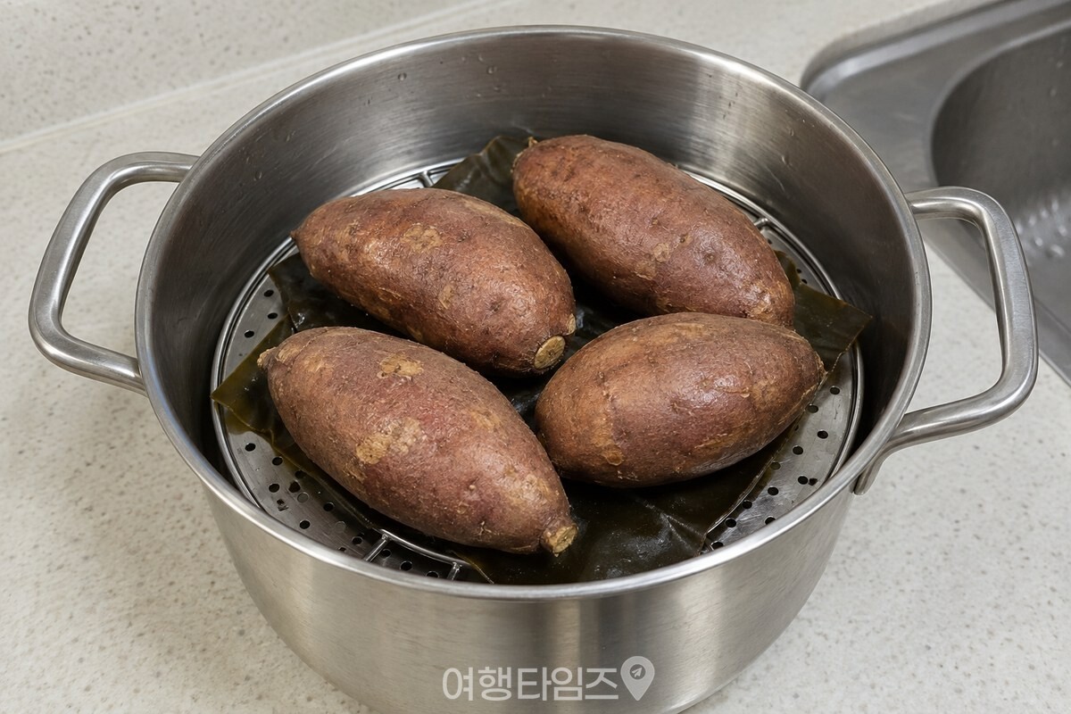 냄비 찜기 위에 다시마를 깔고 깨끗이 씻은 고구마를 한 겹으로 올린 모습. / 기사 이해를 돕기 위한 생성형 이미지
