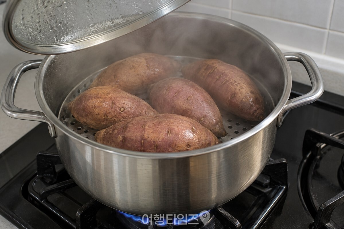 김이 고르게 차오르는 냄비 안에서 찜기 위 고구마를 익히는 모습. / 기사 이해를 돕기 위한 생성형 이미지