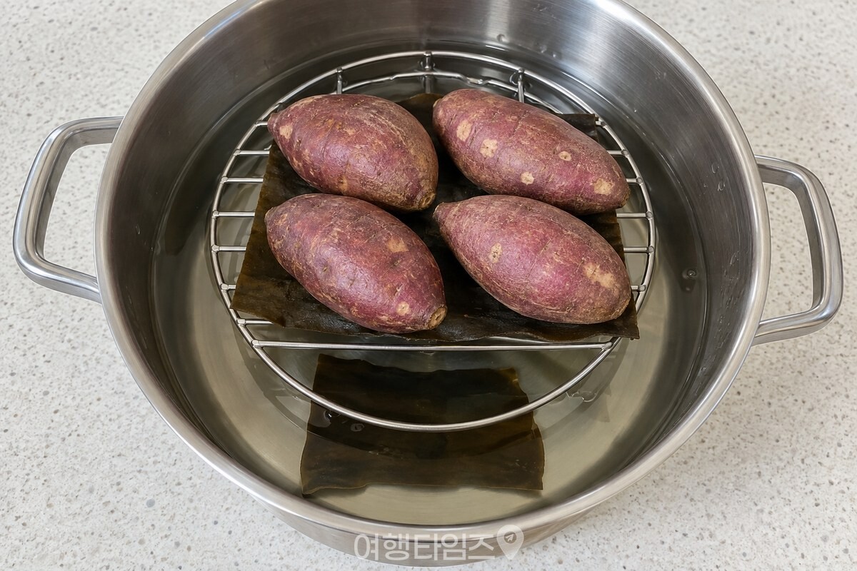 냄비 바닥 물에 다시마 한 장을 담그고 찜기 위에도 한 장을 깐 구성. / 기사 이해를 돕기 위한 생성형 이미지