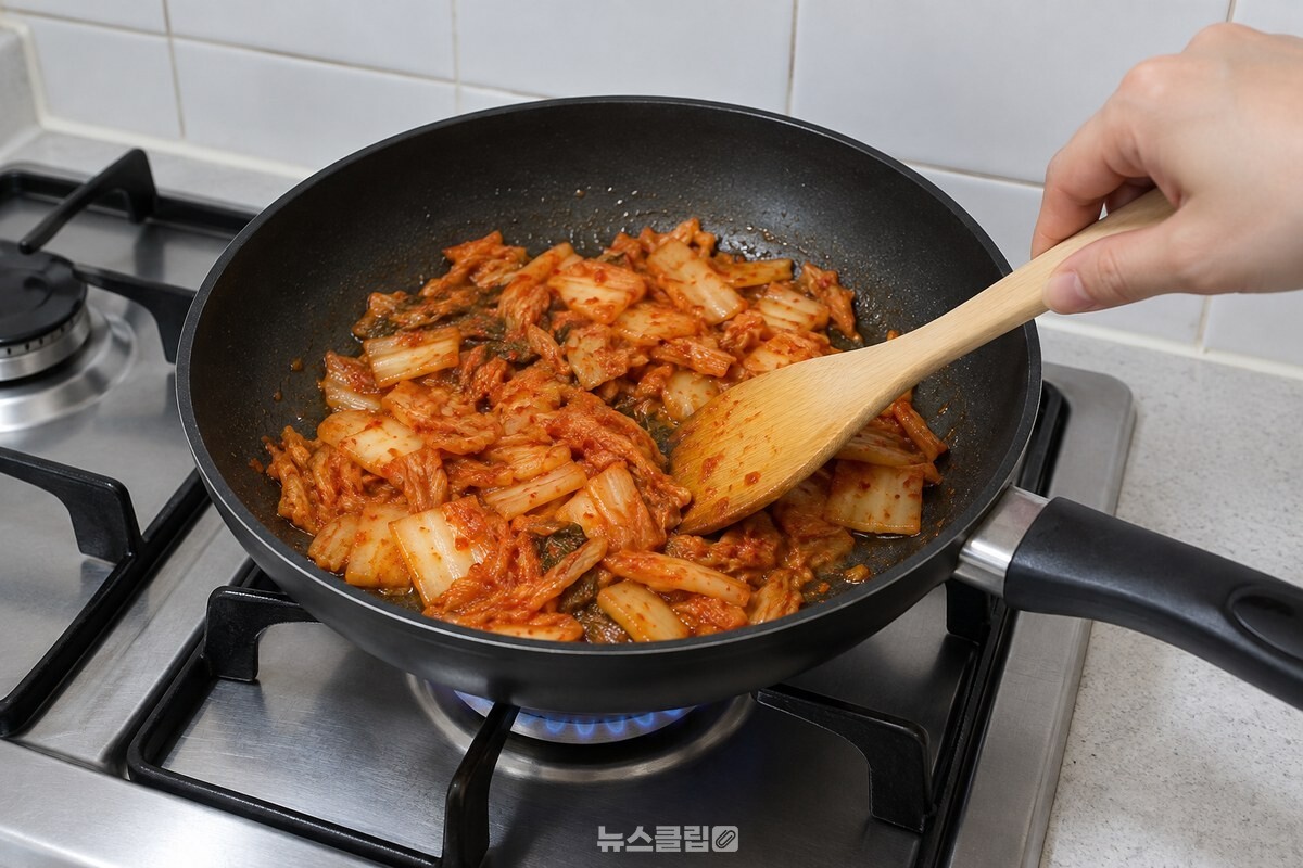 중불의 프라이팬에서 잘게 썬 김치를 먼저 볶는 모습. / 기사 이해를 돕기 위한 생성형 이미지
